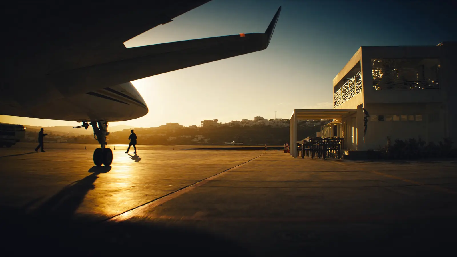 Un avion sur le tarmac au coucher du soleil